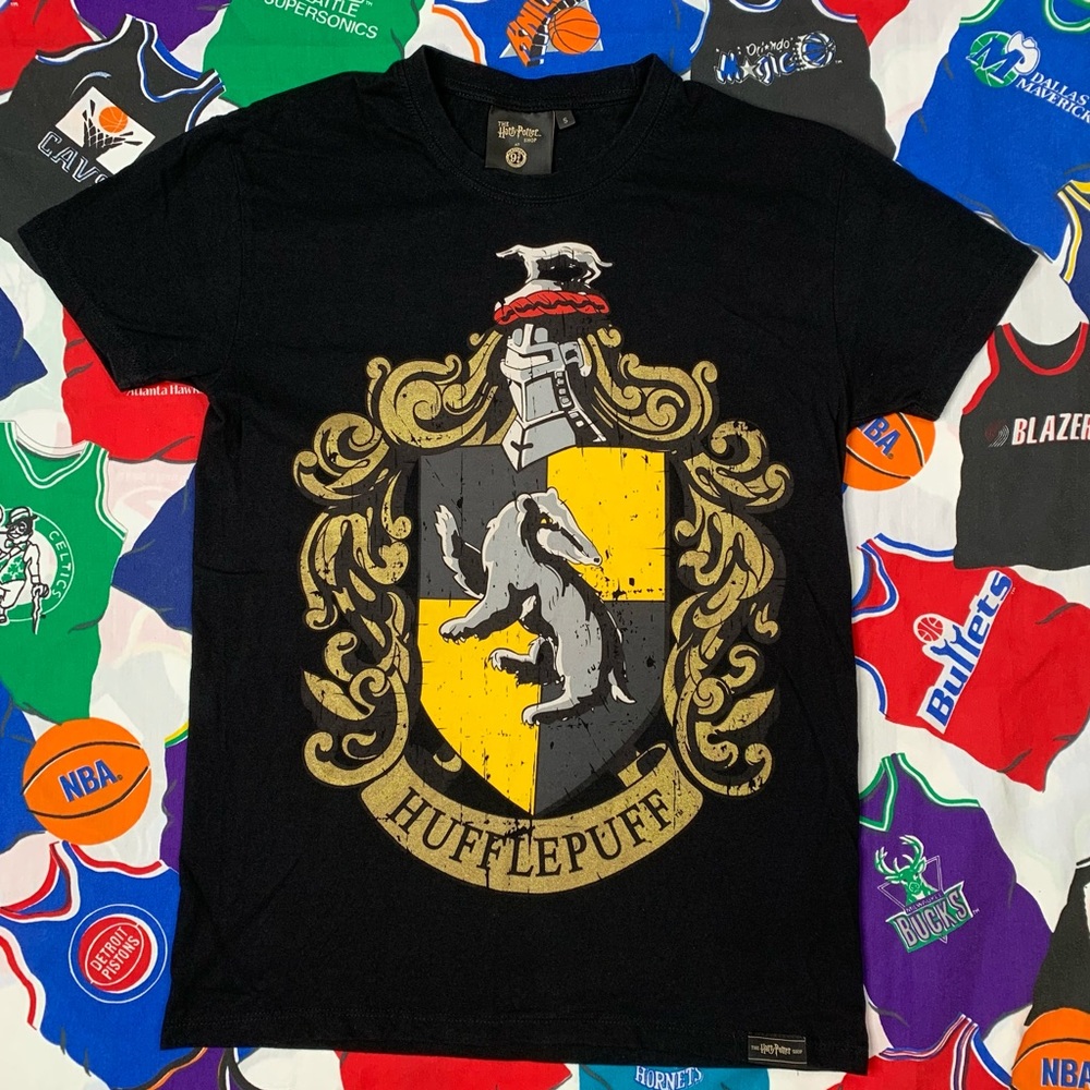 The Harry Potter Shop Hufflepuff Crest Shield T Shirt Size Small Platform 3/4